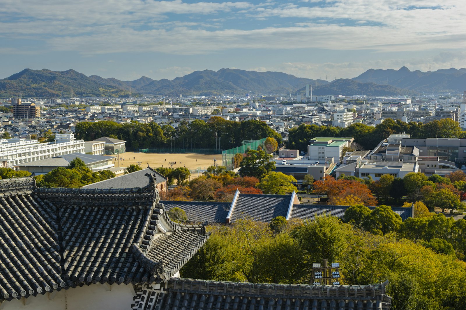山を背景にした街並み